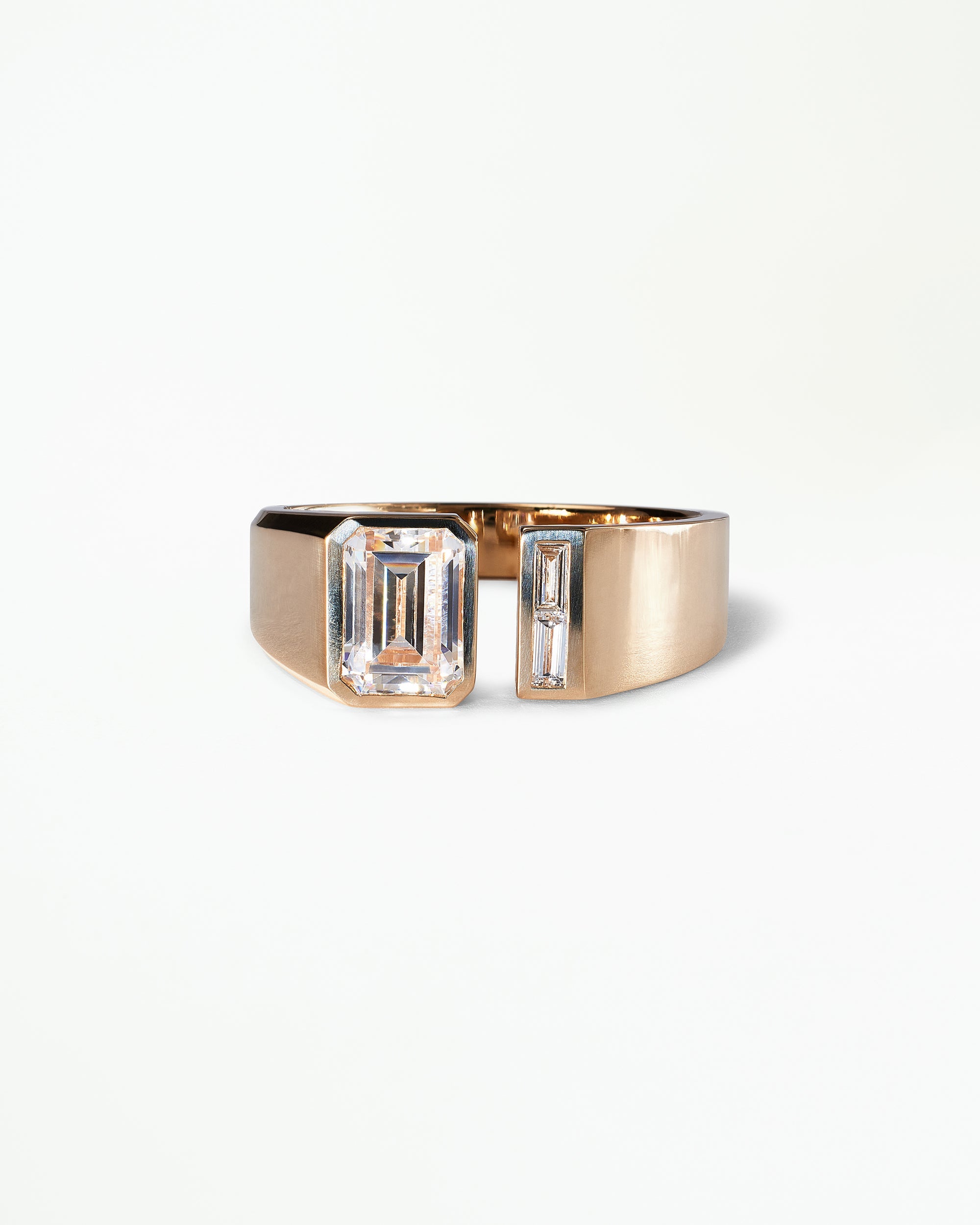 [lifestyle]Emerald and Baguette Cut Diamond Dyad Signet
