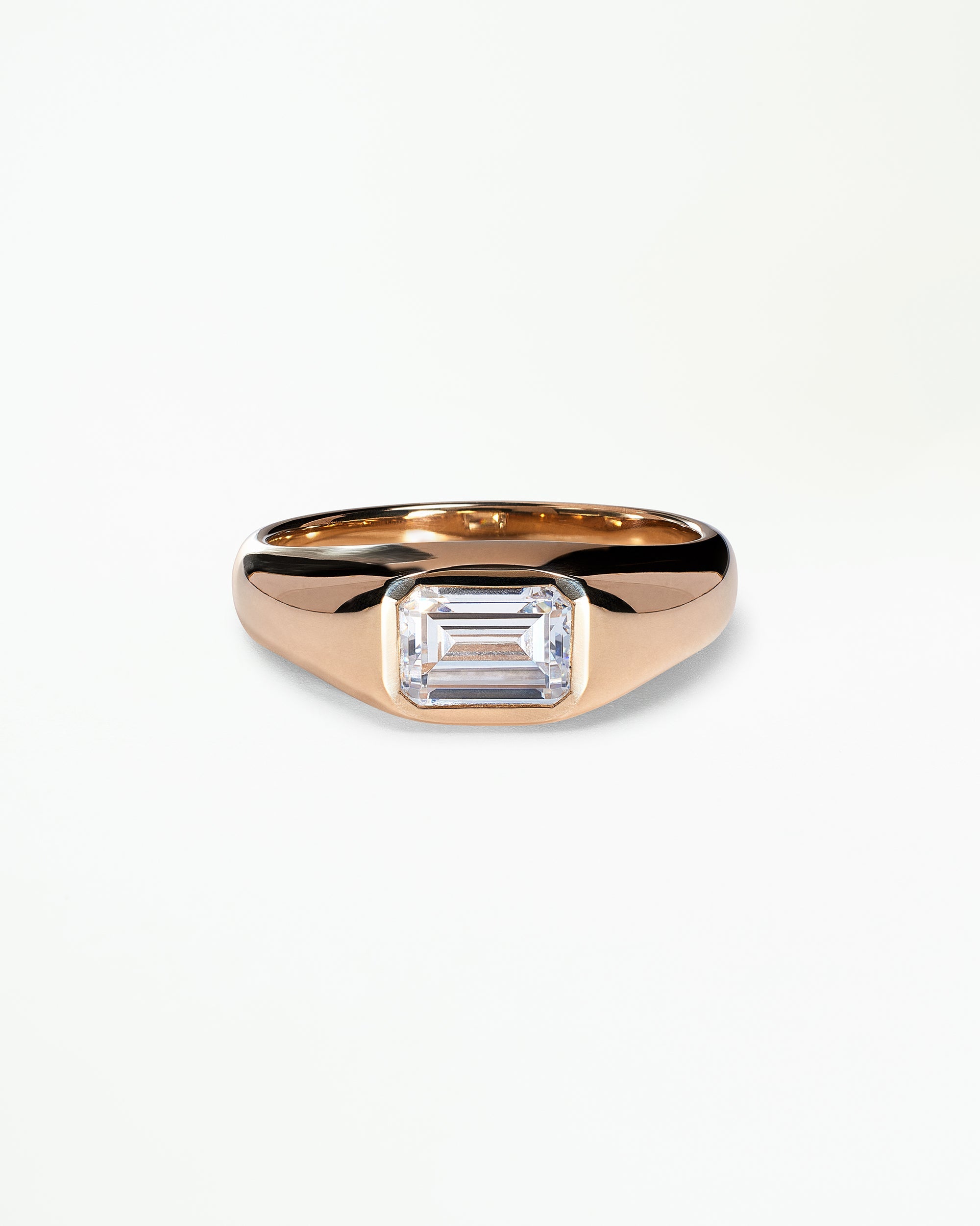 [lifestyle]Emerald Cut Diamond Soft Signet Ring