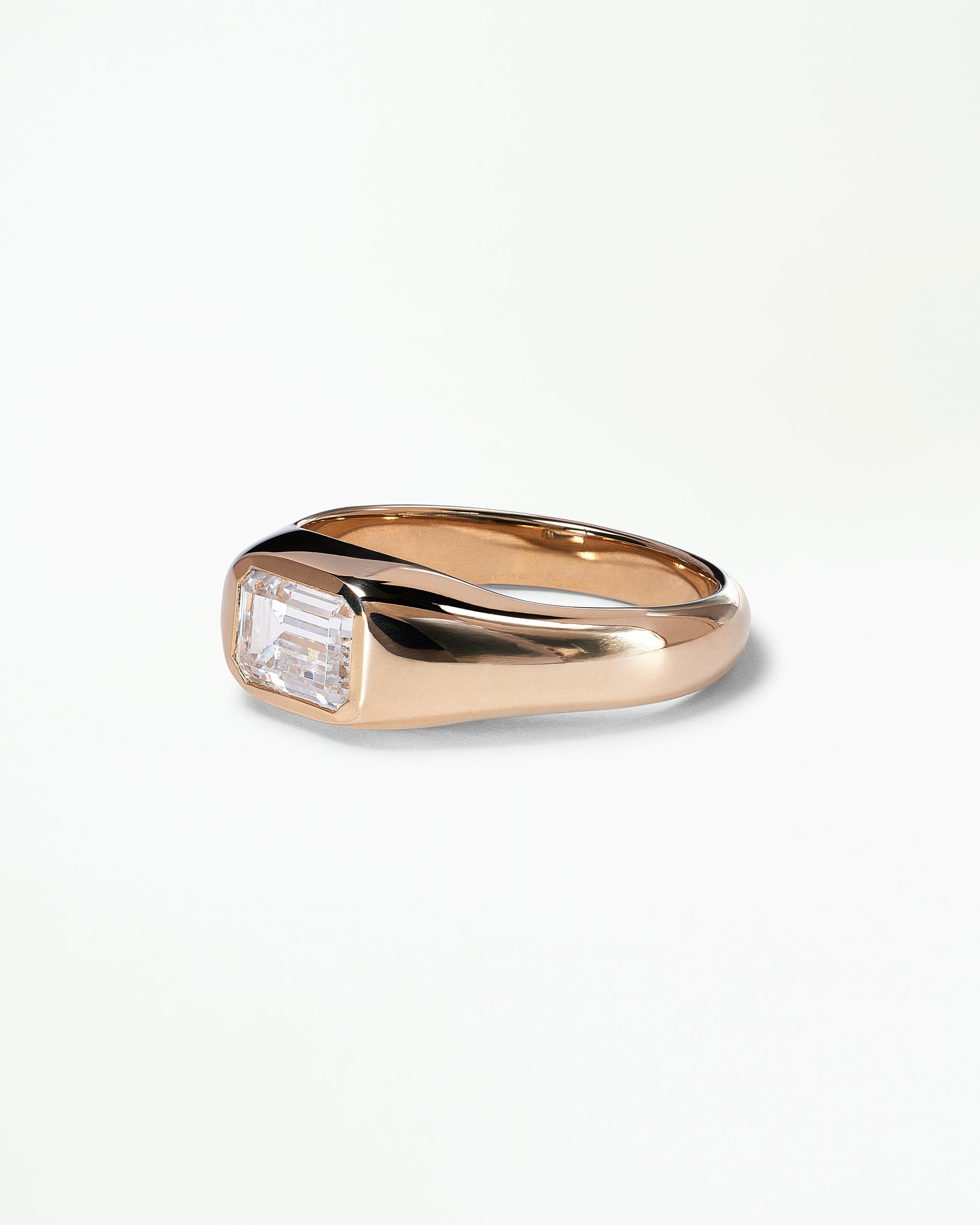 [lifestyle]Emerald Cut Diamond Soft Signet Ring