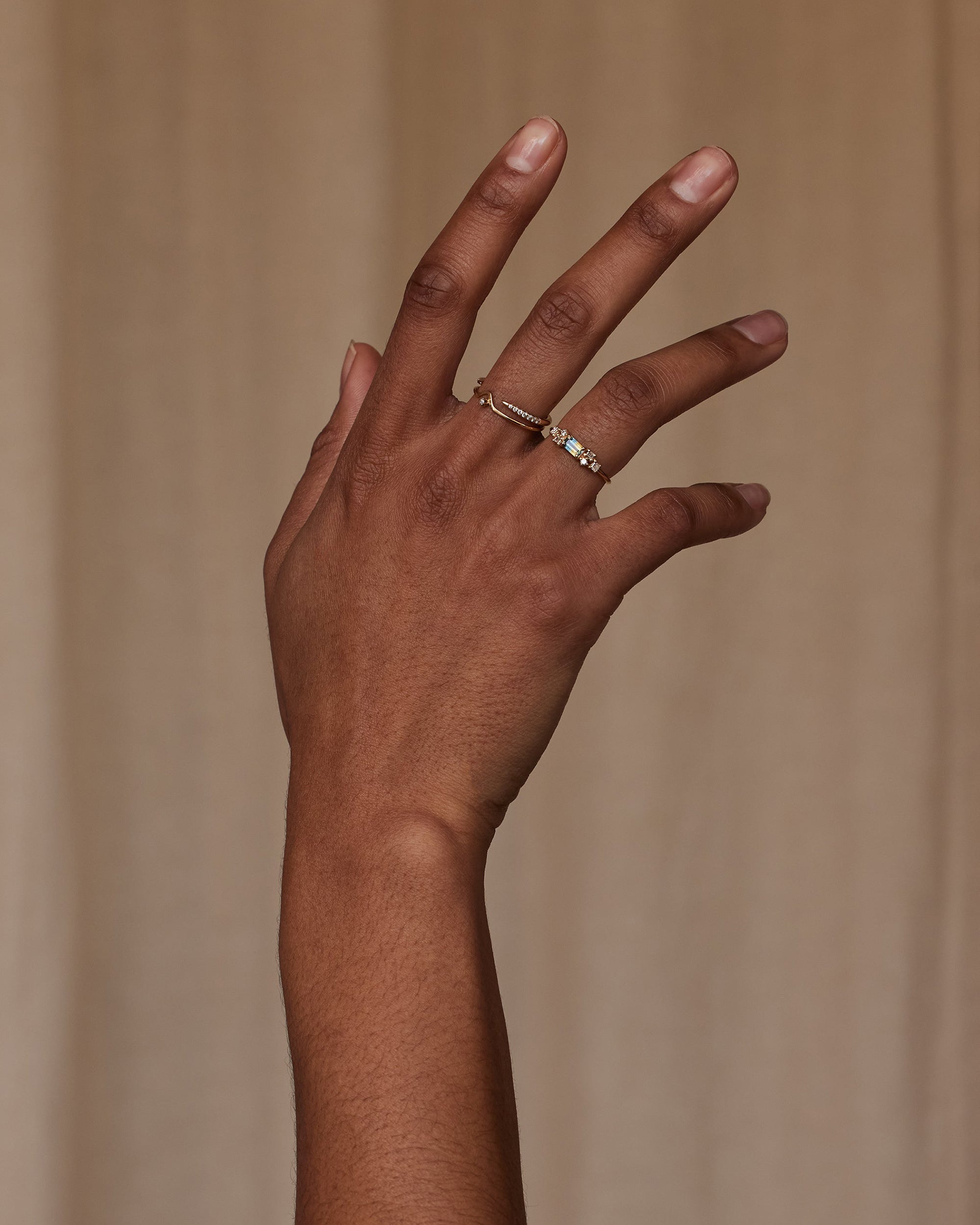 [lifestyle]Hand with a ring on a beige background