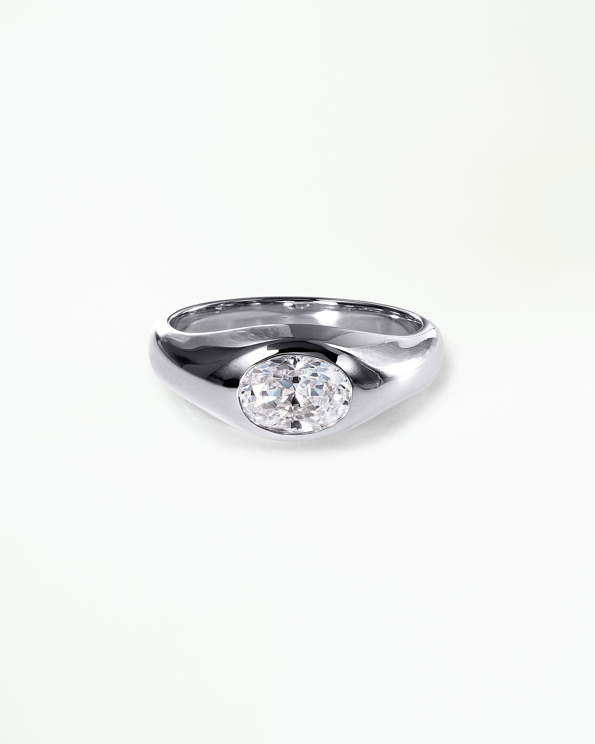 [lifestyle]Oval Cut Diamond Soft Signet Ring