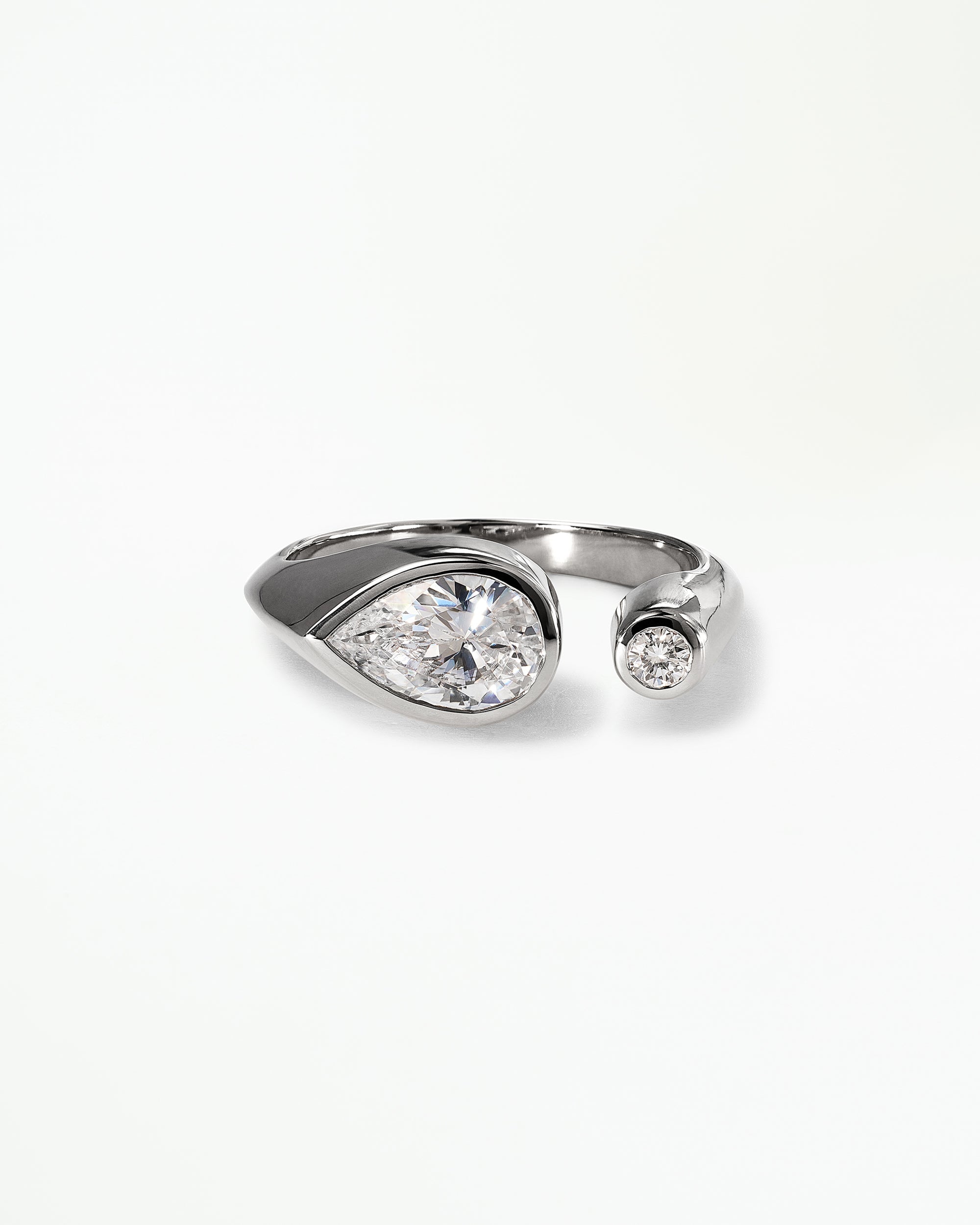 [lifestyle]Pear Cut Diamond Dyad Signet Ring