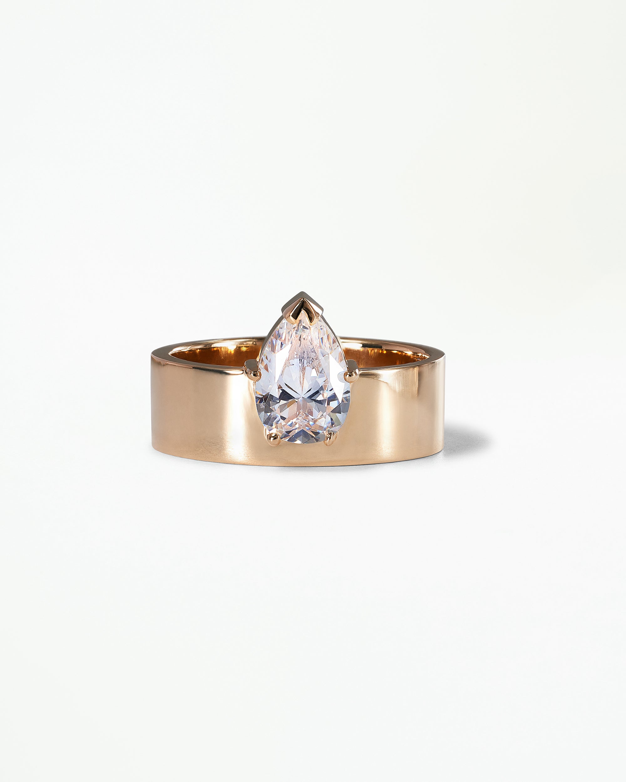 [lifestyle]Pear Cut Diamond Monolith Ring