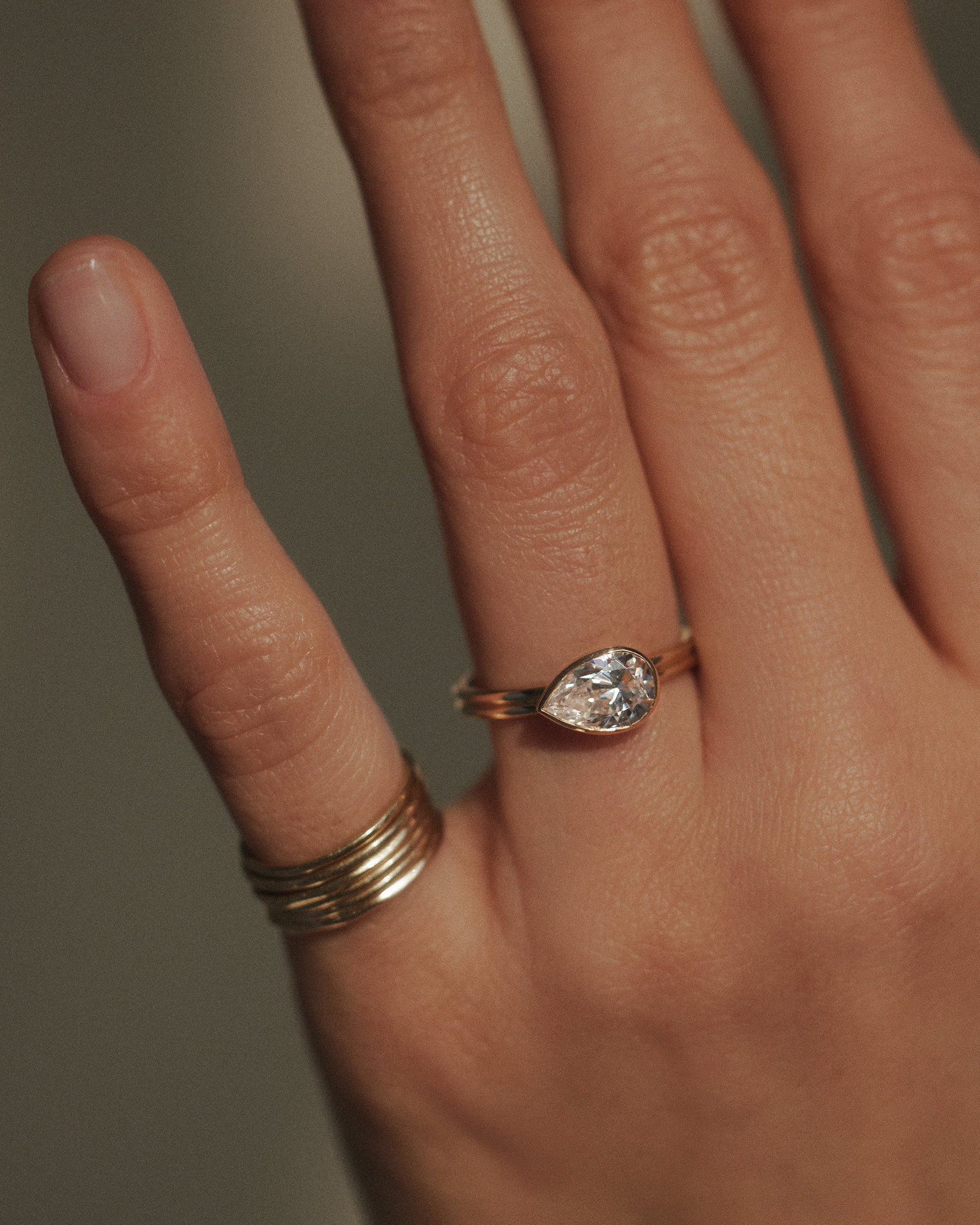 [lifestyle]Pear Cut Diamond Ridge Solitaire Ring