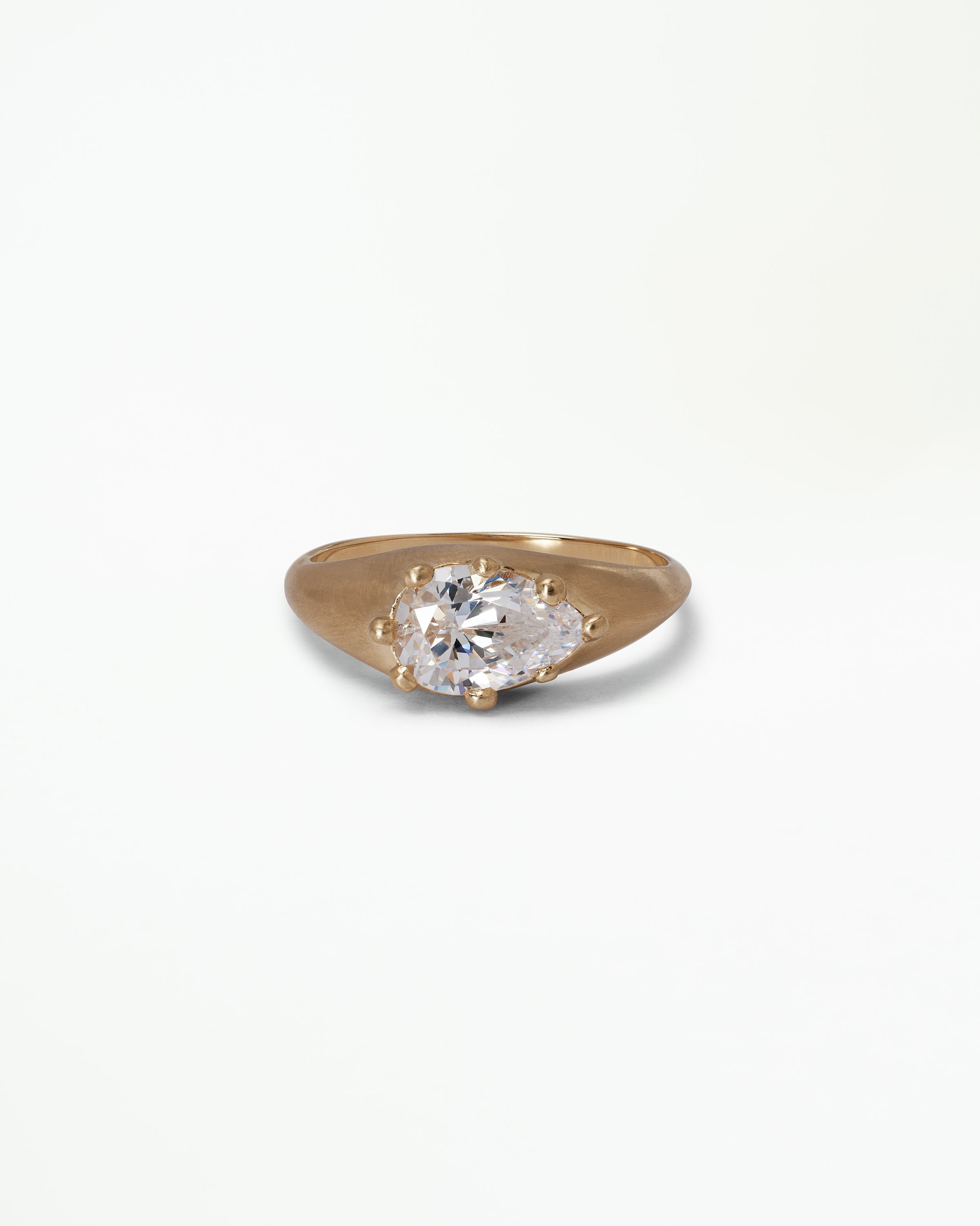 [lifestyle]Pear Cut Diamond Signet Ring