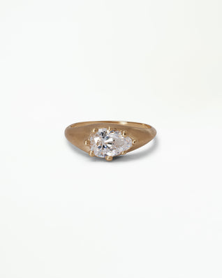 [lifestyle]Pear Cut Diamond Signet Ring