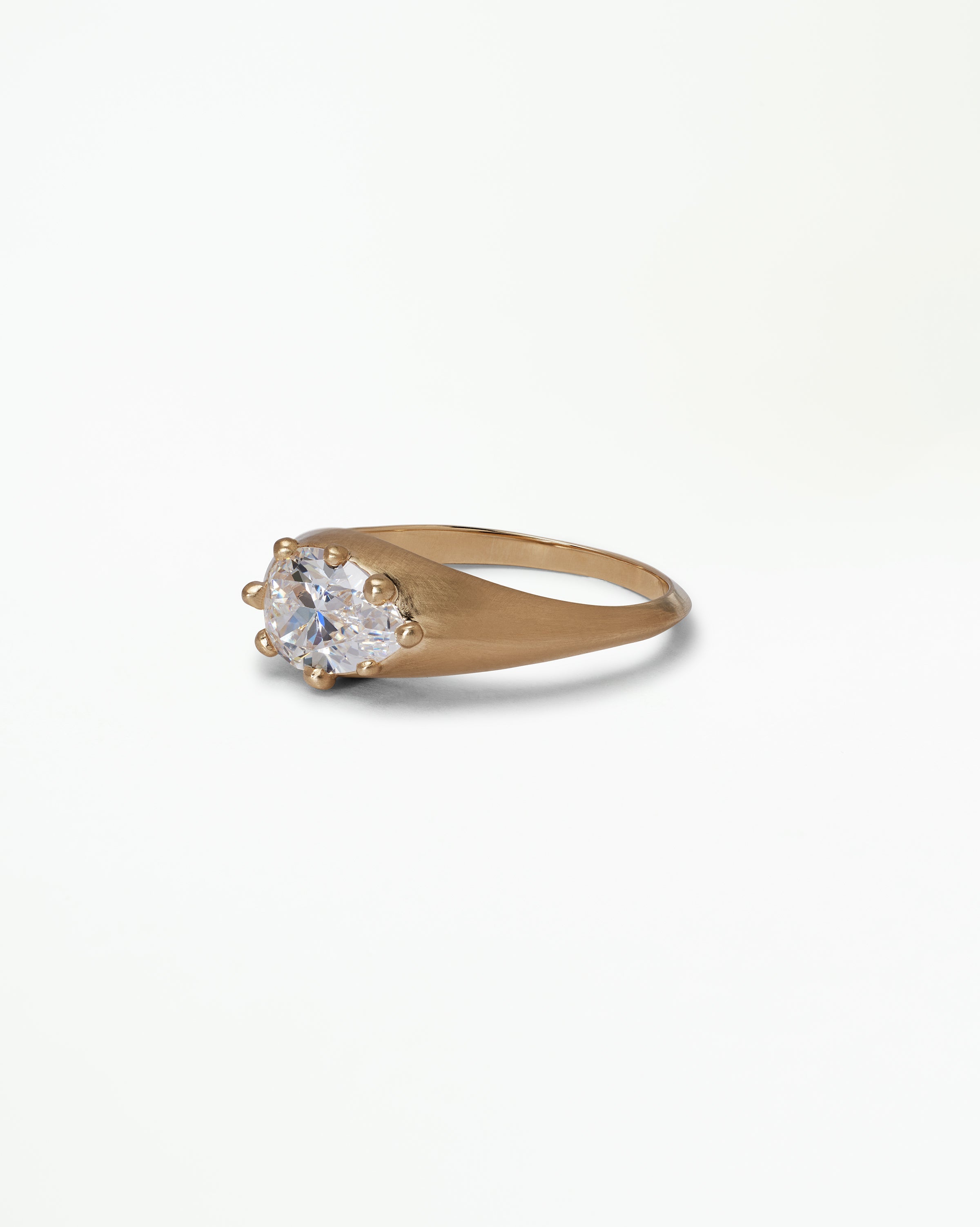 [lifestyle]Pear Cut Diamond Signet Ring