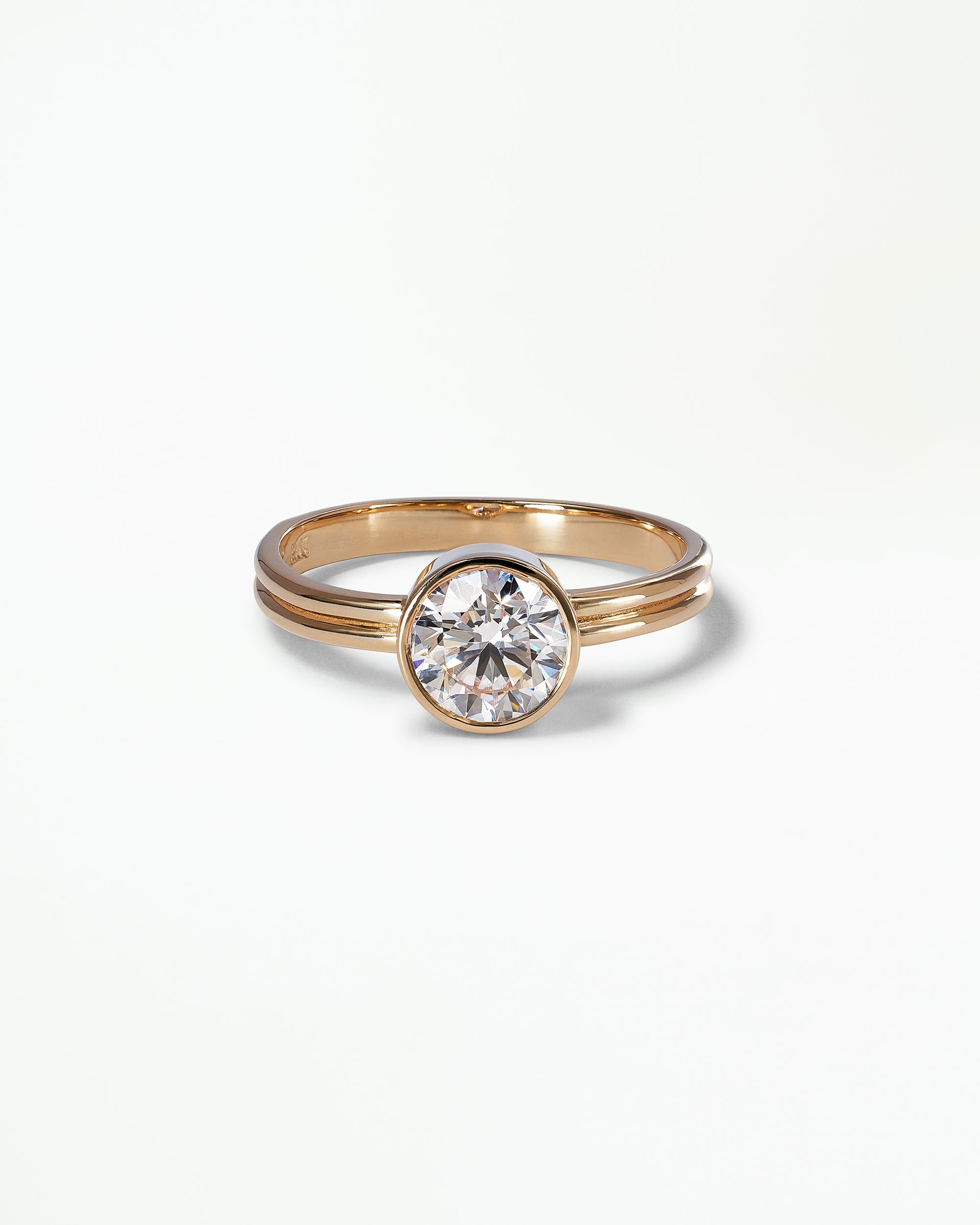 [lifestyle]Round Brilliant Cut Diamond Ridge Solitaire Ring