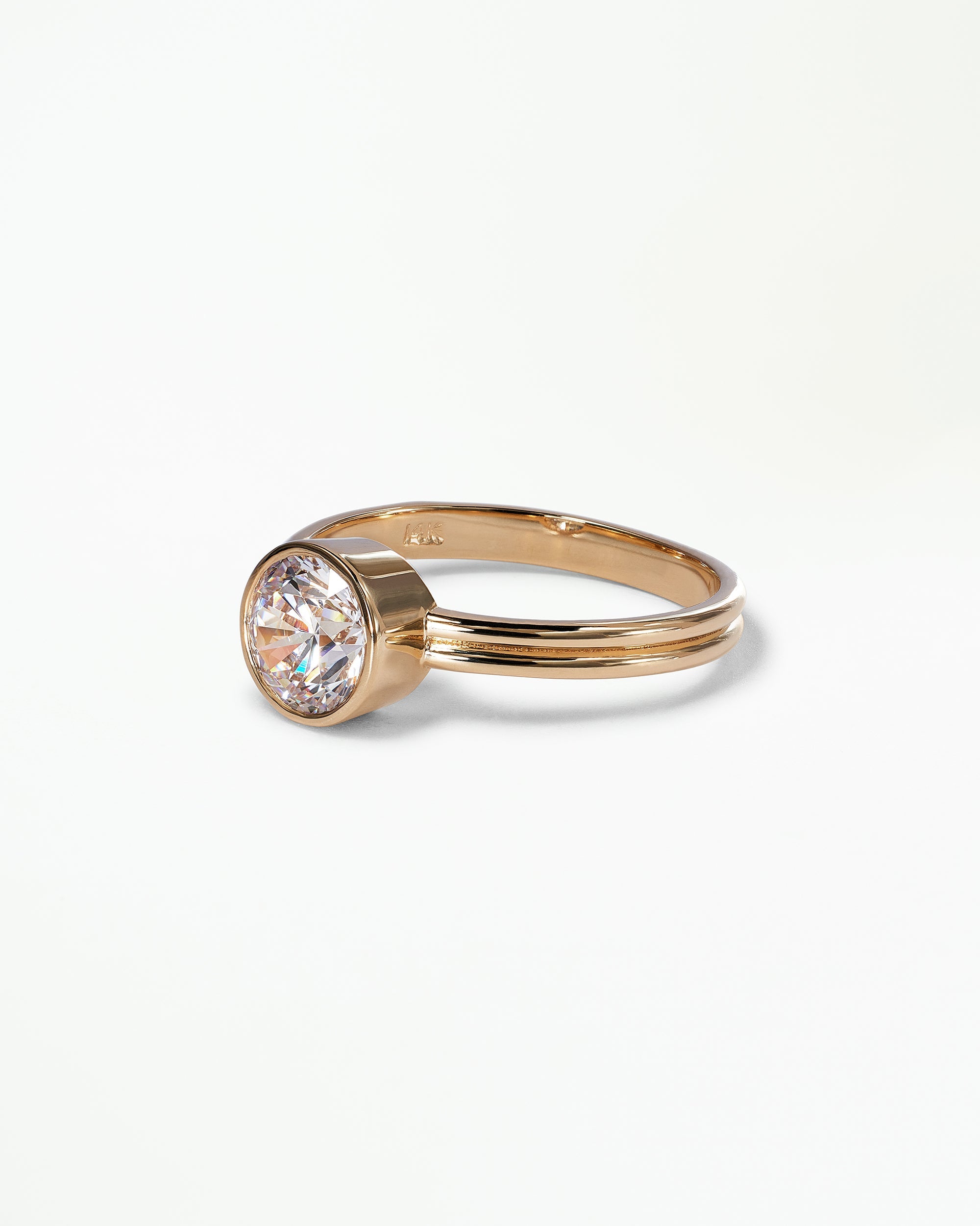 [lifestyle]Round Brilliant Cut Diamond Ridge Solitaire Ring
