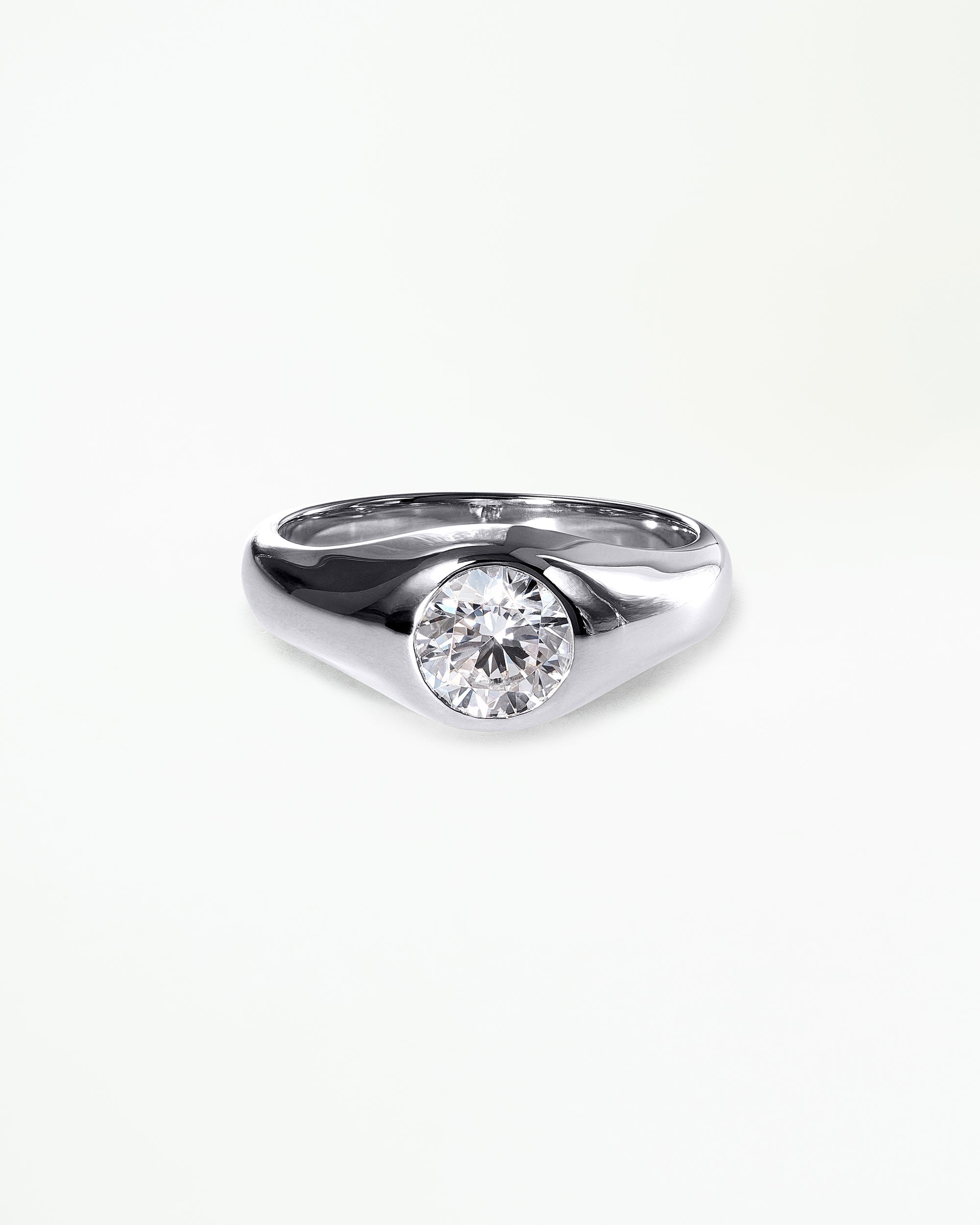 [lifestyle]Round Brilliant Cut Diamond Soft Signet Ring