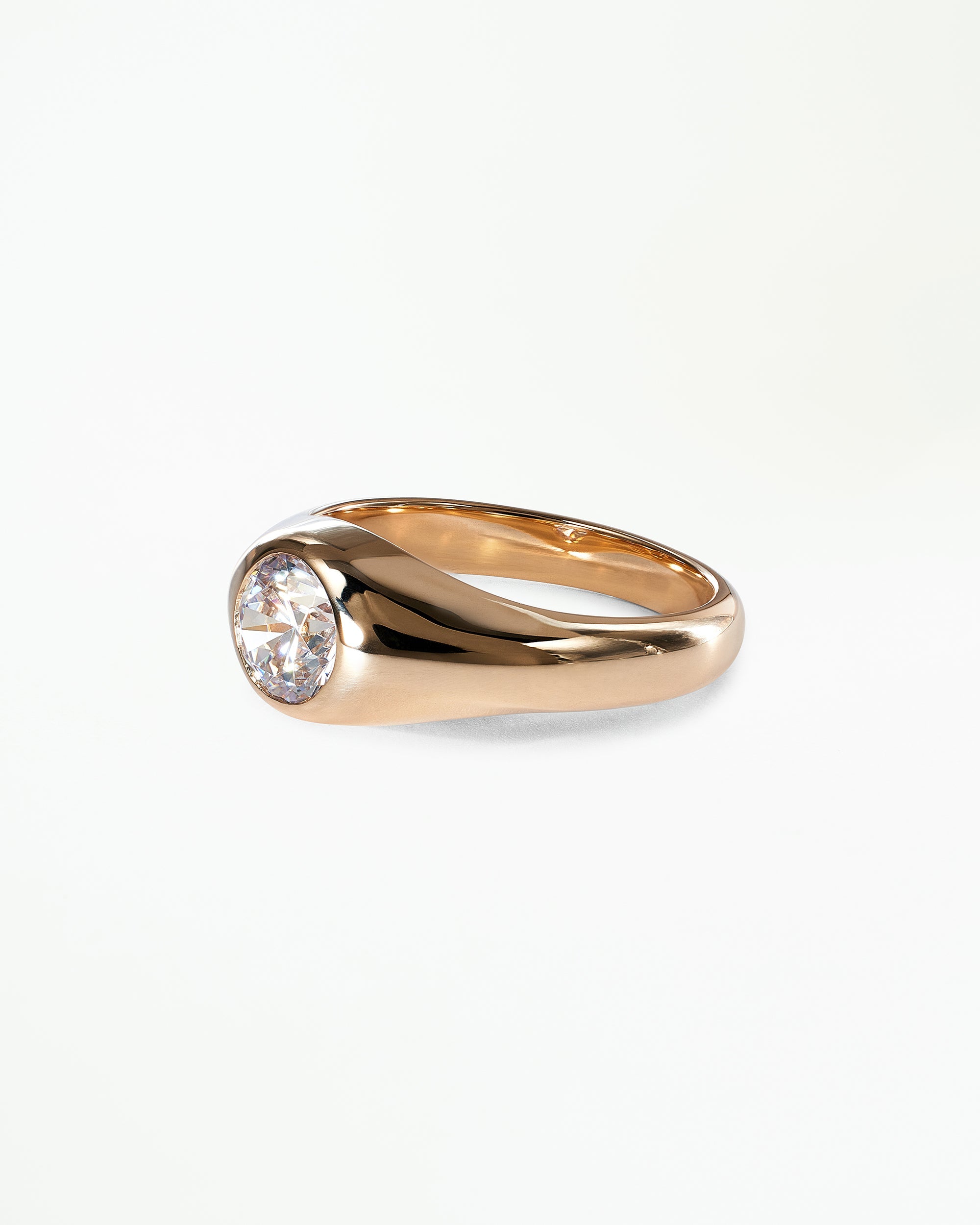 [lifestyle]Round Brilliant Cut Diamond Soft Signet Ring
